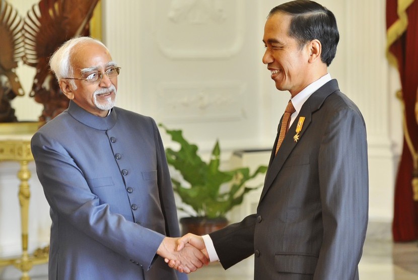 Presiden Joko Widodo (kanan) menyambut Wakil Presiden India Mohammad Hamid Ansari (kiri) saat kunjungan diplomatik di Istana Merdeka, Jakarta, Senin (2/11). 
