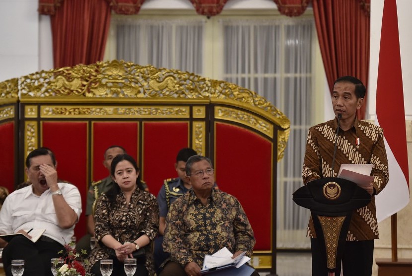 Presiden Joko Widodo (kanan) menyampaikan didampingi sejumlah menteri-menterinya (ilustrasi)