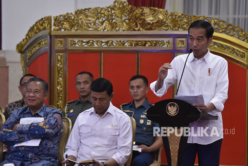 Presiden Joko Widodo (kanan) 