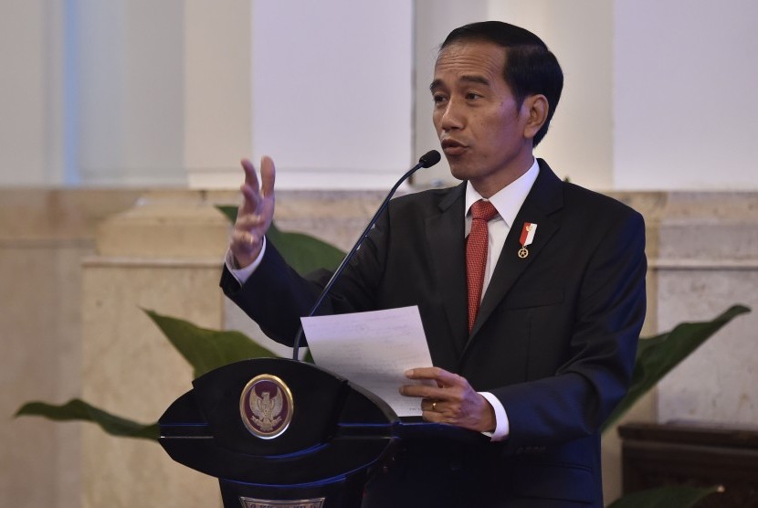 Presiden Joko Widodo (kanan) menyampaikan arahan saat pembukaan Executive Leadership Program bagi Direksi BUMN di Istana Negara, Jakarta, Rabu (25/1).