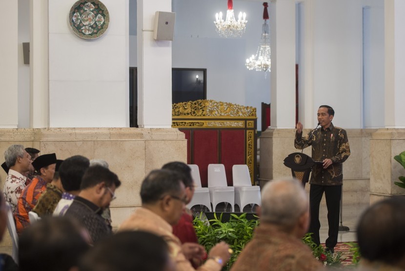 Presiden Joko Widodo (kanan) menyampaikan pengarahan kepada gubernur, bupati, dan wali kota seluruh Indonesia, di Istana Negara, Jakarta, Selasa (24/10). 