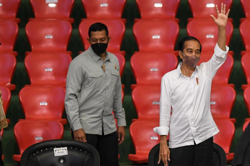Presiden Joko Widodo (kanan) menyapa atlet Peparnas dan penonton saat berkunjung di Gor Cendrawasih, Jayapura, Papua, Sabtu (13/11/2021). Presiden Joko Widodo berkesempatan untuk mengunjungi venue judo dan bulu tangkis sebelum akhirnya menutup Peparnas Papua di Stadion Mandala. 