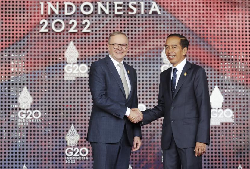  Presiden Joko Widodo (kanan) menyapa Perdana Menteri Australia Anthony Albanese dalam acara  KTT G20 di Nusa Dua, Bali, Indonesia, Selasa 15 November 2022. 