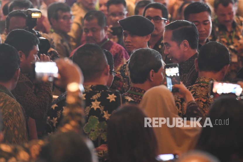 Presiden Joko Widodo (kanan) menyapa peserta saat menghadiri pembukaan Rakornas Investasi 2020 di Jakarta, Kamis (20/2). (ilustrasi)