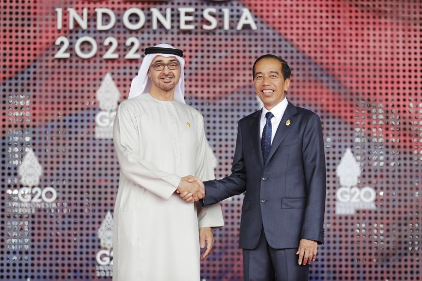 Presiden Joko Widodo (kanan) menyapa Presiden Uni Emirat Arab Sheikh Mohamed bin Zayed Al Nahyan saat KTT G20 di Nusa Dua, Bali, Indonesia, Selasa 15 November 2022.