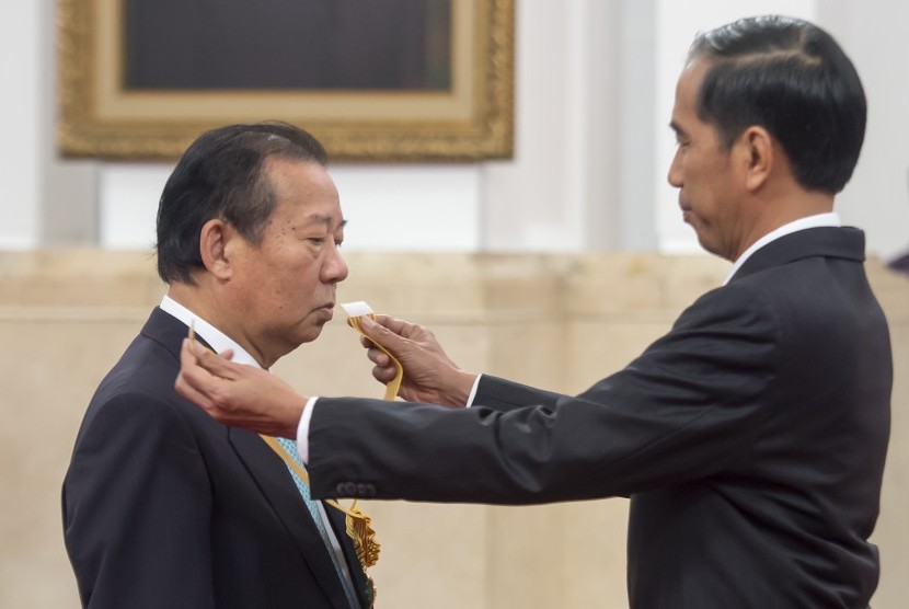  President Joko Widodo (Jokowi) awarded 'Bintang Jasa Utama' medal to Chairman of Japanese Parliamentary League, Toshihiro Nikai