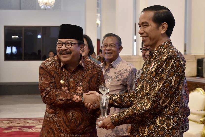 Presiden Joko Widodo (kanan) dan Gubernur Jawa Timur Soekarwo (kiri).