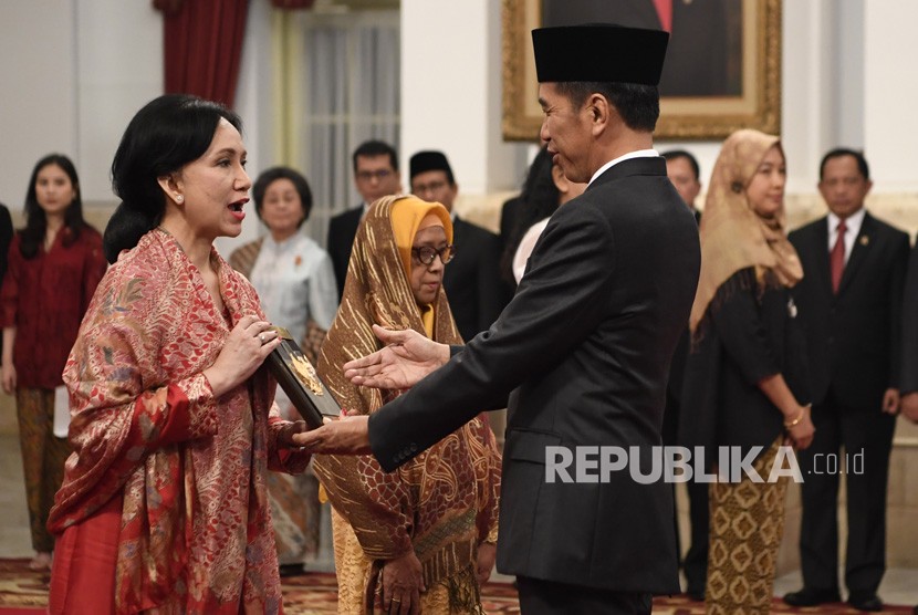 Presiden Joko Widodo (kanan) menyerahkan plakat anugerah gelar pahlawan nasional kepada ahli waris Prof Dr M Sardjito di Istana Negara, Jakarta, Jumat (8/11/2019).