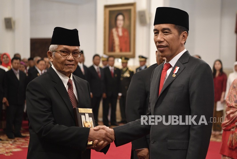 Presiden Joko Widodo (kanan) menyerahkan plakat anugerah gelar pahlawan nasional kepada ahli waris tokoh asal Sumatera Barat Ruhana Kudus di Istana Negara, Jakarta, Jumat (8/11/2019). 
