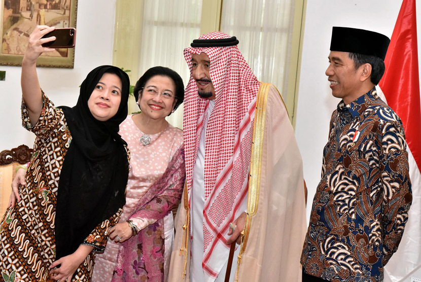 Presiden Joko Widodo (kanan), Raja Arab Saudi Salman bin Abdul Aziz Al-Saud (kedua kanan), mantan Presiden Megawati Soekarnoputri (kiri) dan Menko PMK Puan Maharani (kedua kiri) melakukan swafoto (wefie) di Istana Merdeka, Jakarta, Kamis (2/3).