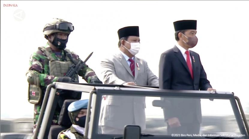  Presiden Joko Widodo (kanan) saat menghadiri penetapan anggota Komponen Cadangan (Komcad) TNI tahun anggaran 2021, di Pusdiklatpassus, Bandung, Jawa Barat, Kamis (7/10).