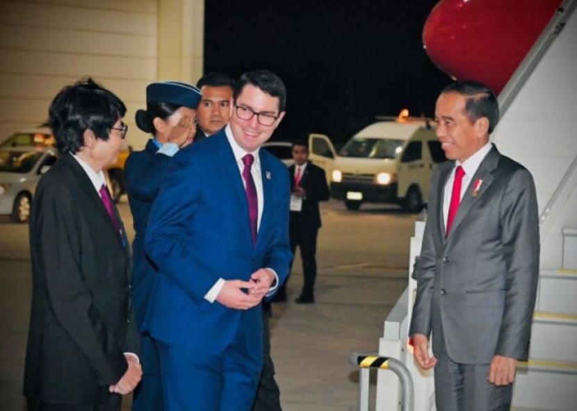 Presiden Joko Widodo (kanan) tiba di Bandara Jet Base, Melbourne, Australia, pada Senin malam (4/3/2024).