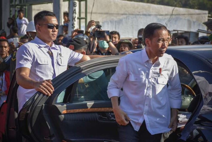 Presiden Joko Widodo (kanan) tiba untuk memberikan bantuan korban gempa secara simbolis di Desa Pemenang Barat, Kecamatan Pemenang, Tanjung, Lombok Utara, NTB, Minggu (2/9).
