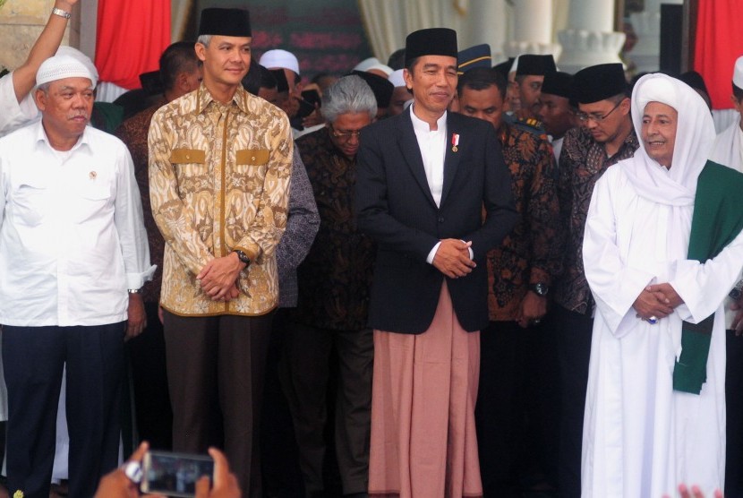 Presiden Joko Widodo (kedua kanan) didampingi, Gubernur Jateng Ganjar Pranowo (kedua kiri) dan Ketua Jam'iyyah Ahlith Thoriqoh al-Mutabarah al-Nahdliyyah (JATMAN) Habib Muhammad Luthfi bin Yahya (kanan) (Ilustrasi)