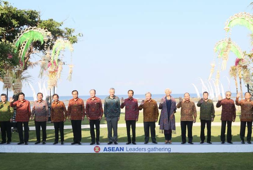 Presiden Joko Widodo (kedelapan kiri) bersama kepala negara/pemerintahan negara-negara di ASEAN, Presiden Grup Bank Dunia Jim Yong Kim (Keenam kiri), Direktur Pelaksana IMF Christine Lagarde (Kelima kanan), Sekjen PBB Antonio Guterres (Keenam kanan) dan Sekjen ASEAN Lim Jock Hoi (kiri) berfoto bersama dalam ASEAN Leaders Gathering di Hotel Sofitel, Nusa Dua, Bali, Kamis (11/10).