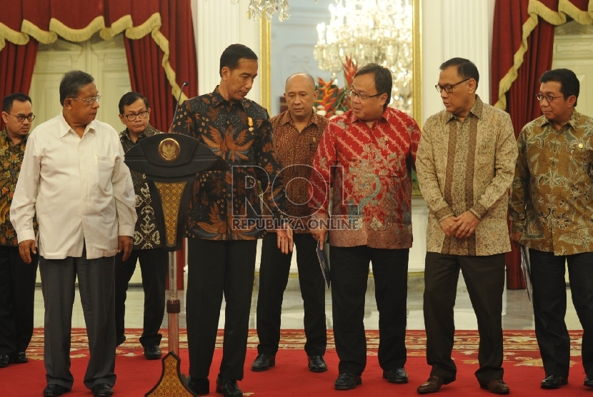 Presiden Joko Widodo (kedua dari kiri) bersiap mengumumkan paket kebijakan ekonomi pemerintah di Istana Negara, Jakarta, Rabu (9/9).