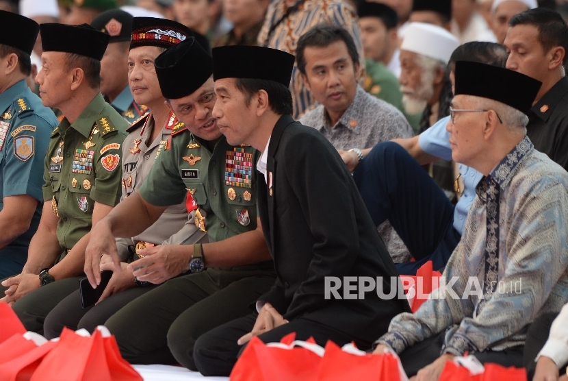 Presiden Joko Widodo (kedua kanan) berbincag dengan Panglima TNI Gatot Nurmantyo saat Buka Puasa Bersama di Markas Besar TNI, Jakarta, Senin (19/6).