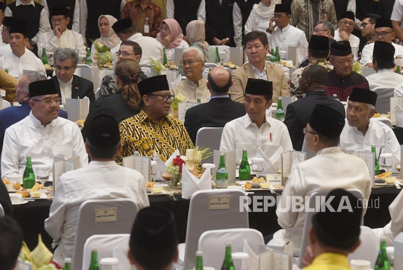 Presiden Joko Widodo (kedua kanan) berbincang dengan Ketua DPD Oesman Sapta Odang (kedua kiri) saat acara berbuka puasa bersama anggota dan pimpinan DPD di Jakarta, Rabu (15/5/2019).