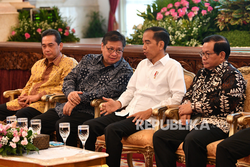 Presiden Joko Widodo (kedua kanan) berbincang dengan Menko Perekonomian Airlangga Hartarto (kedua kiri), Menteri Perdangangan Agus Suparmanto (kiri) dan Menseskab Pramono Anung dalam pembukaan Rapat Kerja Kementerian Perdagangan Tahun 2020 di Istana Negara, Jakarta, Rabu (4/3/2020).