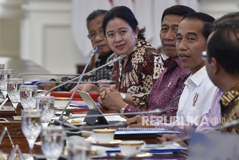 Presiden Joko Widodo (kedua kanan) berbincang dengan Menkopolhukam Wiranto (ketiga kiri), Menko PMK Puan Maharani (kedua kiri) dan Menko Perekonomian Darmin Nasution (kiri) sebelum memimpin rapat terbatas tentang rencana pembangunan Universitas Islam Internasional Indonesia di Istana Merdeka, Jakarta, Kamis (18/1).