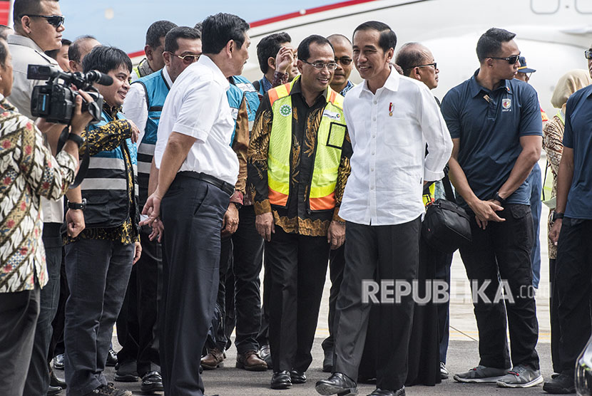 Presiden Joko Widodo (kedua kanan) berbincang dengan Menteri Perhubungan Budi Karya Sumadi (tengah) dan Menko Maritim Luhut Binsar Pandjaitan (keempat kiri) saat tiba di Bandara Internasional Jawa Barat (BIJB) Kertajati, Majalengka, Jawa Barat, Kamis (24/5). 