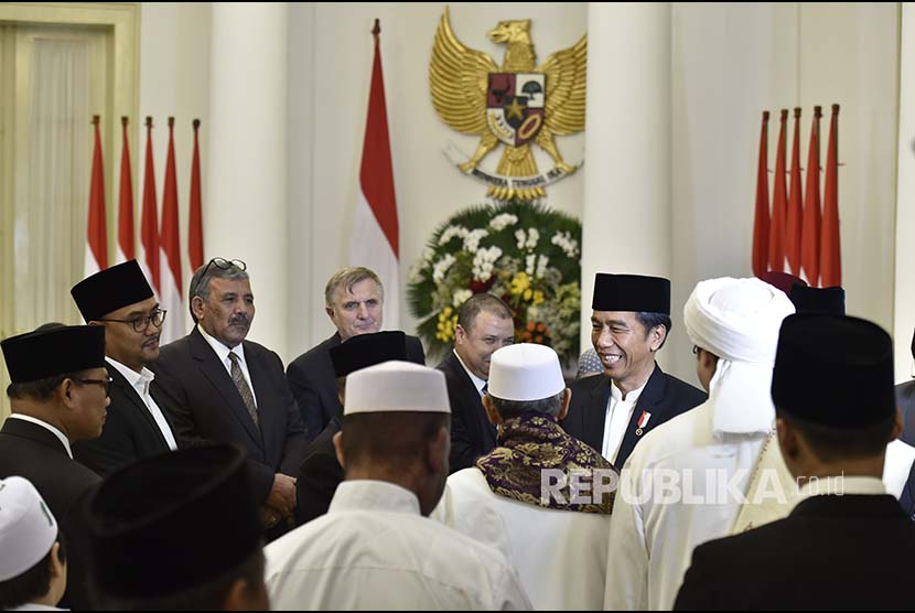 Presiden Joko Widodo (kedua kanan) berbincang dengan ulama usai peringatan Maulid Nabi Muhammad SAW Tahun 1439 H/2017 M di Istana Bogor, Jawa Barat, Kamis (30/11). 