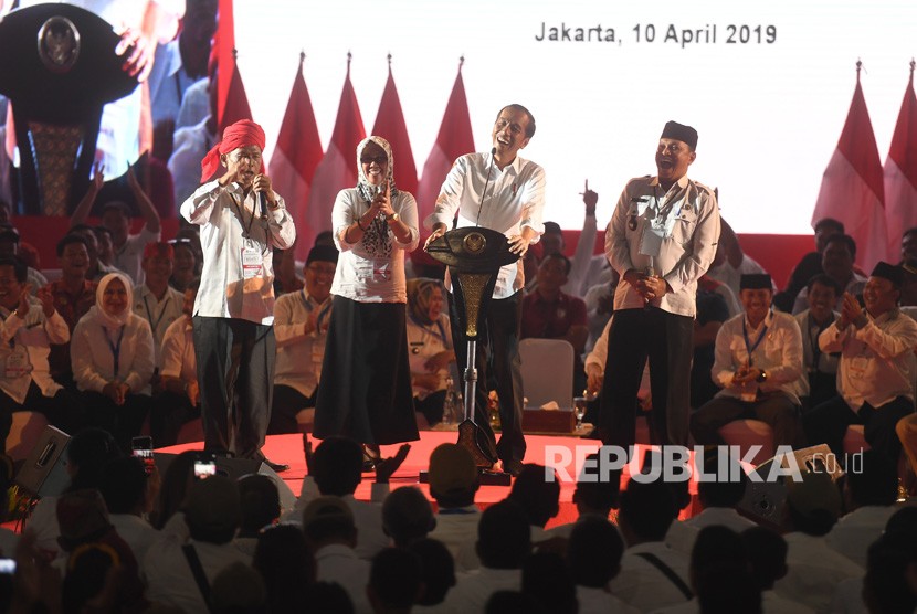 Presiden Joko Widodo (kedua kanan) berdialog dengan perwakilan kepala desa saat menghadiri Silaturahmi Nasional Pemerintahan Desa se-Indonesia di Jakarta, Rabu (10/4/2019).