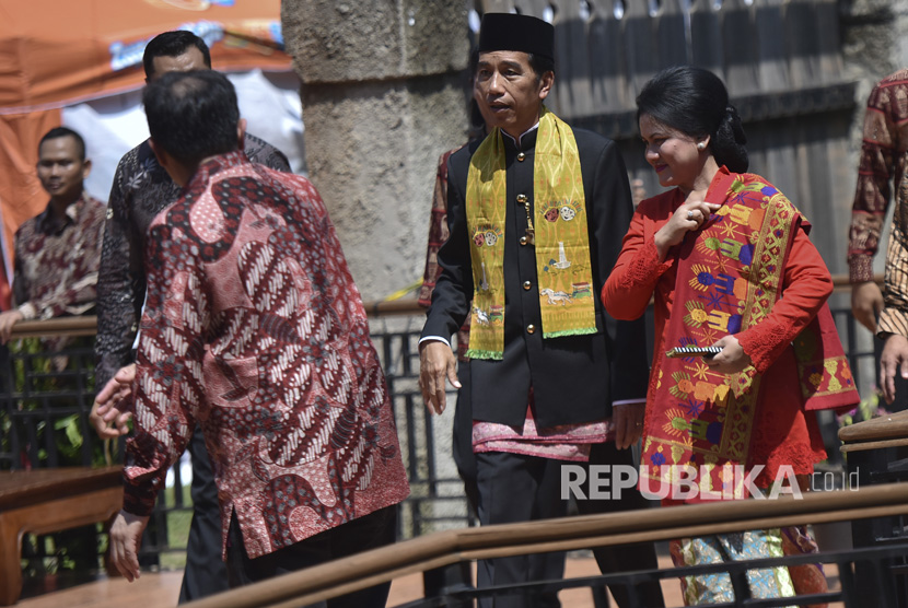 Presiden Joko Widodo (kedua kanan) bersama Ibu Negara Iriana Joko Widodo (kanan) menghadiri Lebaran Betawi di Kampung Budaya Betawi Setu Babakan, Jagakarsa, Jakarta, Minggu (30/7).