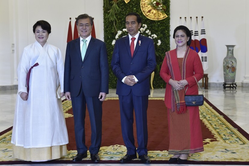 Presiden Joko Widodo (kedua kanan) bersama Ibu Negara Iriana Joko Widodo (kanan) menerima kunjungan kenegaraan Presiden Korea Selatan (Korsel) Moon Jae-in (kedua kiri) dan istri Kim Jung-sook (kiri) di Istana Kepresidenan Bogor, Jawa Barat, Kamis (9/11). 