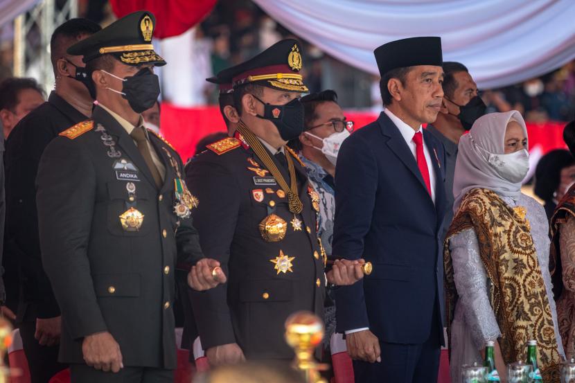 Presiden Joko Widodo (kedua kanan) bersama istrinya, Iriana Jokowi (kanan), Kapolri Jenderal Pol Listyo Sigit Prabowo (kedua kiri) (ilustrasi). 