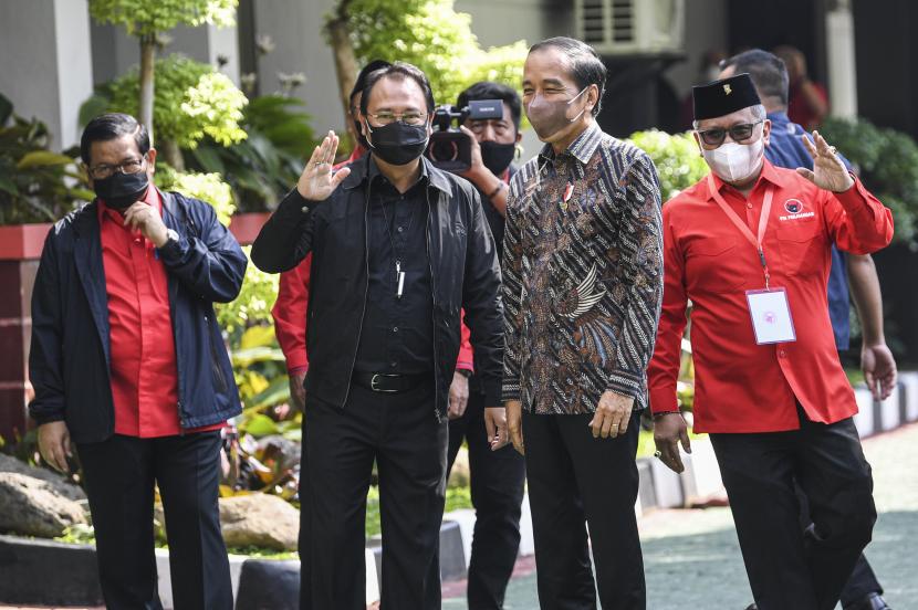 Presiden Joko Widodo (kedua kanan) bersama Ketua DPP PDI Perjuangan Bidang Ekonomi Kreatif dan Ekonomi Digital Prananda Prabowo (kedua kiri), Sekjen Hasto Kristiyanto (kanan) dan Sekretaris Kabinet Pramono Anung (kiri) saat akan mengikuti Rakernas II PDI Perjuangan di Jakarta, Selasa (21/6/2022). Rakernas II PDI Perjuangan tersebut bertemakan Desa Kuat, Indonesia Maju dan Berdaulat dengan sub tema Desa Taman Sari Kemajuan Nusantara. 