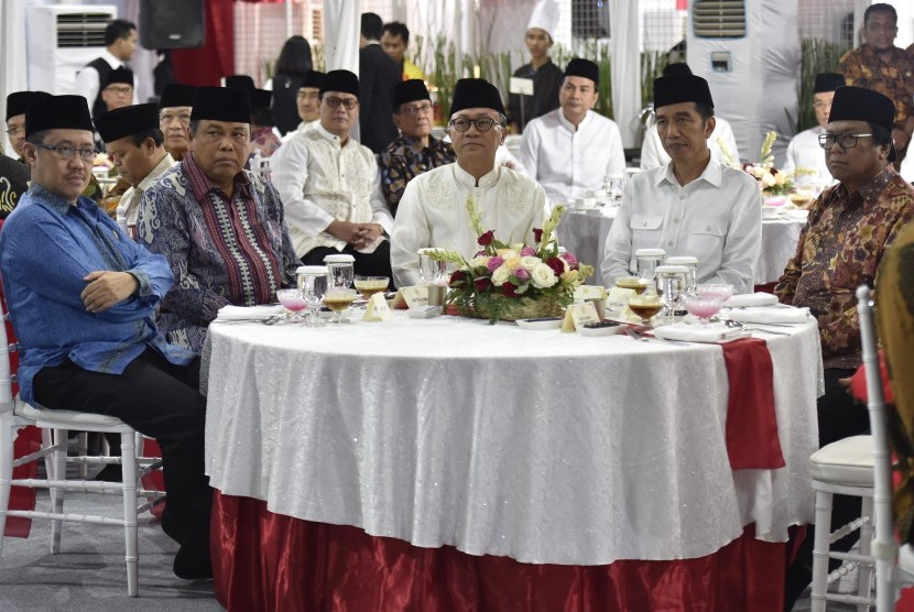 Presiden Joko Widodo (kanan) berbincang dengan Ketua MPR Zulkifli Hasan saat menghadiri buka puasa bersama di Rumah Dinas Ketua MPR, Jakarta, Jumat (2/6). 