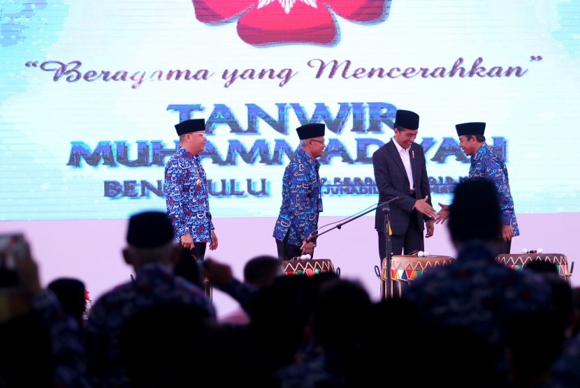 Presiden Joko Widodo (kedua kanan) bersama Ketua Umum PP Muhammadiyah Haedar Nashir (kedua kiri), Gubernur Bengkulu Rohidin Mersyah (kiri), Ketua pimpinan wilayah Muhammadiyah Bengkulu Syaifullah (kanan) menghadiri pembukaan Tanwir Muhammadiyah di Balai Semarak Bengkulu, Jumat (15/2/2019). 