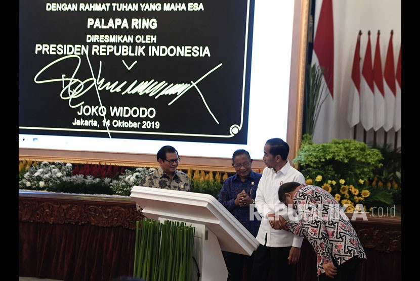 Presiden Joko Widodo (kedua kanan) bersama Menkominfo Rudiantara (kanan), Menko Perekonomian Darmin Nasution (kedua kiri) dan Seskab Pramono Anung meresmikan pengoperasian Palapa Ring di Istana Merdeka, Jakarta, Senin (14/10/2019).