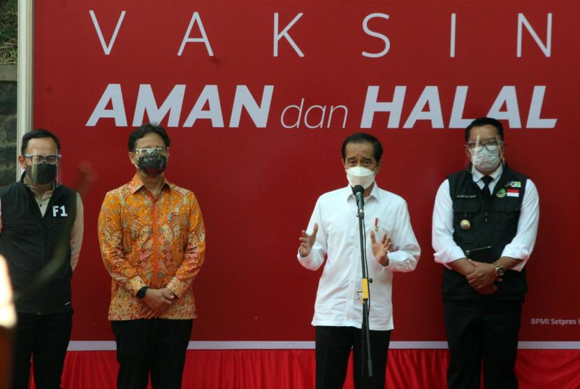 Presiden Joko Widodo (kedua kanan) didampingi Gubernur Jawa Barat Ridwan Kamil (kanan) dan Wali Kota Bogor Bima Arya (kiri).