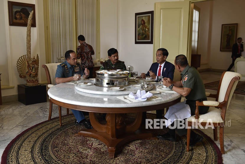 Presiden Joko Widodo (kedua kanan) bersama Panglima TNI Marsekal TNI Hadi Tjahjanto (kedua kiri), KSAL Laksamana TNI Ade Supandi (kiri) dan KSAD Jenderal TNI Mulyono (kanan) santap siang bersama di Ruang Keluarga, Gedung Induk Istana Kepresidenan Bogor, Jawa Barat, Kamis (14/12). 