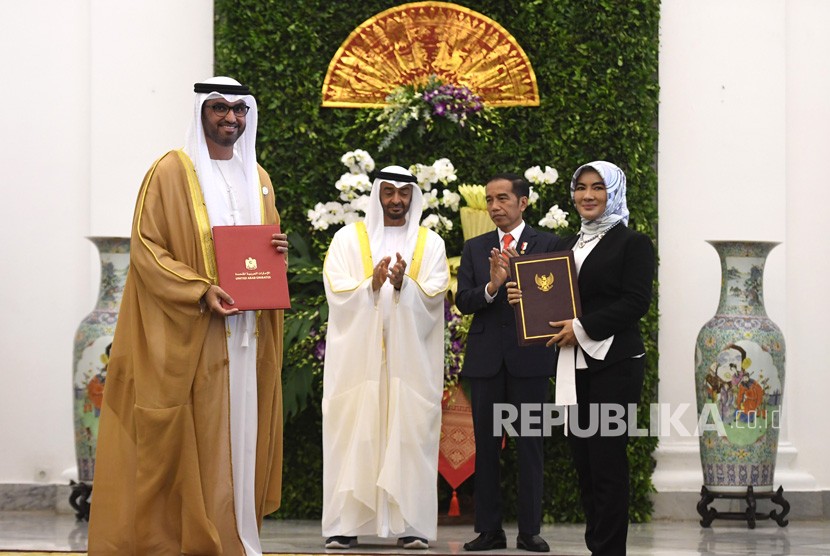 Presiden Joko Widodo (kedua kanan) bersama Putra Mahkota Abu Dhabi/Wakil Panglima Tertinggi Angkatan Bersenjata Uni Emirat Arab (UEA) Sheikh Mohamed Bin Zayed Al Nahyan (kedua kiri) menyaksikan pertukaran perjanjian kerjasama antara Dirut Pertamina Nicke Widyawati (kanan) dan Menteri Dalam Negeri UEA/CEO ADNOC Group Sultan bin Ahmed Aljaber (kiri) di Istana Bogor, Jawa Barat, Rabu (24/7/2019).