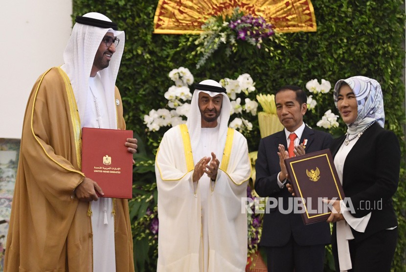 Presiden Joko Widodo (kedua kanan) bersama Putra Mahkota Abu Dhabi/Wakil Panglima Tertinggi Angkatan Bersenjata Uni Emirat Arab (UEA) Sheikh Mohamed Bin Zayed Al Nahyan (kedua kiri) menyaksikan pertukaran perjanjian kerjasama antara Dirut Pertamina Nicke Widyawati (kanan) dan Menteri Dalam Negeri UEA/CEO ADNOC Group Sultan bin Ahmed Aljaber (kiri) di Istana Bogor, Jawa Barat, Rabu (24/7/2019). 
