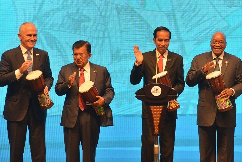 Presiden Joko Widodo (kedua kanan) bersama Wapres Jusuf Kalla (kedua kiri), PM Australi Malcom Turnbull (kiri) dan Presiden Afrika Selatan Zacob Zuma (kanan) menabuh alat musik tifa ketika membuka KTT Indian Ocean Rim Association (IORA) ke-20 tahun 2017 