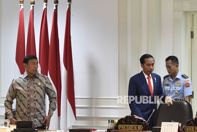 Presiden Joko Widodo (kedua kanan) bersiap memimpin rapat terbatas tentang penataan Tenaga Kerja Asing (TKA) di Kantor Presiden, Jakarta, Selasa (6/3).