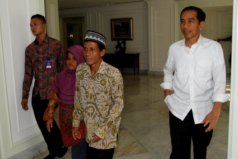 Presiden Joko WIdodo (kedua kanan) dan Ibu Iriana Joko Widodo (kanan) menerima Ibu Mursida (kedua kiri) Orang tua Muhammad Arsyad (MA) tertuduh pelaku penghinaan kepada presiden di Kantor Presiden, Jakarta, Sabtu, (1/11).
