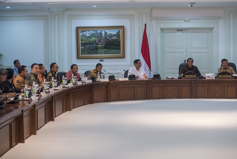 Presiden Joko Widodo (kedua kanan) dan Wapres Jusuf Kalla (kanan) memimpin rapat kabinet terbatas di Kantor Kepresidenan, Jakarta, Senin (29/2).
