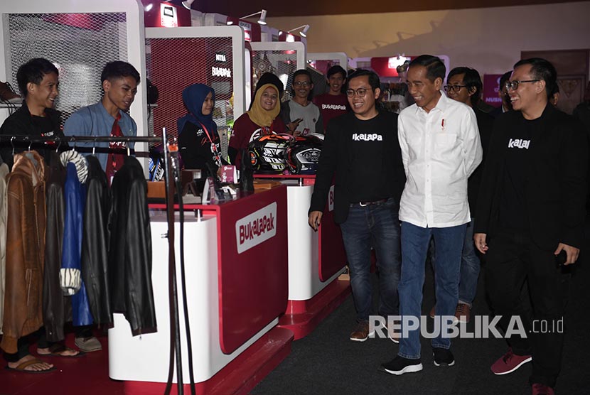 Presiden Joko Widodo (kedua kanan) didampingi Founder dan CEO Bukalapak Achmad Zaky (ketiga kanan) dan Co-Founder dan President Bukalapak Fajrin Rasyid (kanan) meninjau stan mitra Bukalapak saat Perayaan HUT ke-9 Bukalapak di Jakarta, Kamis (10/1)