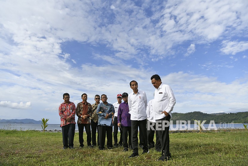 Presiden Joko Widodo (kedua kanan) didampingi Gubernur Sulawesi Utara Olly Dondokambey (kanan), Menko Perekonomian Darmin Nasution (keempat kiri) melakukan kunjungan ke Kawasan Ekonomi Khusus Tanjung Pulisan, Likupang, Kabupaten Minahasa Utara, Sulawesi Utara, Kamis (4/7/2019).