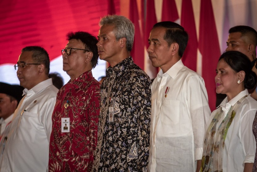 Presiden Joko Widodo (kedua kanan) dan Ganjar Pranowo (tengah).