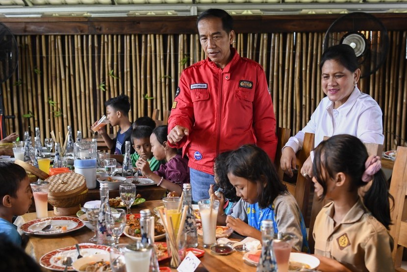 Presiden Joko Widodo (kedua kanan) didampingi Ibu Negara Iriana Joko Widodo mengajak anak-anak makan siang di Saung Sewu Resto, Pesawaran, Lampung, Sabtu (24/11/2018). 