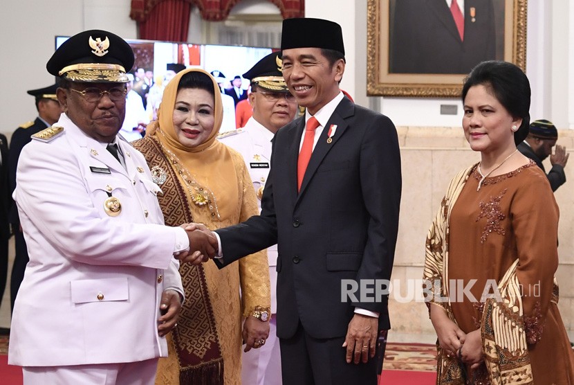 Presiden Joko Widodo (kedua kanan) didampingi Ibu Negara Iriana Joko Widodo memberikan ucapan kepada Gubernur Riau definitif Wan Thamrin Hasyim (kiri) dan Gubernur Bengkulu Rohidin Mersyah (ketiga kiri) usai pelantikan di Istana Negara, Jakarta, Senin (10/12/2018). 