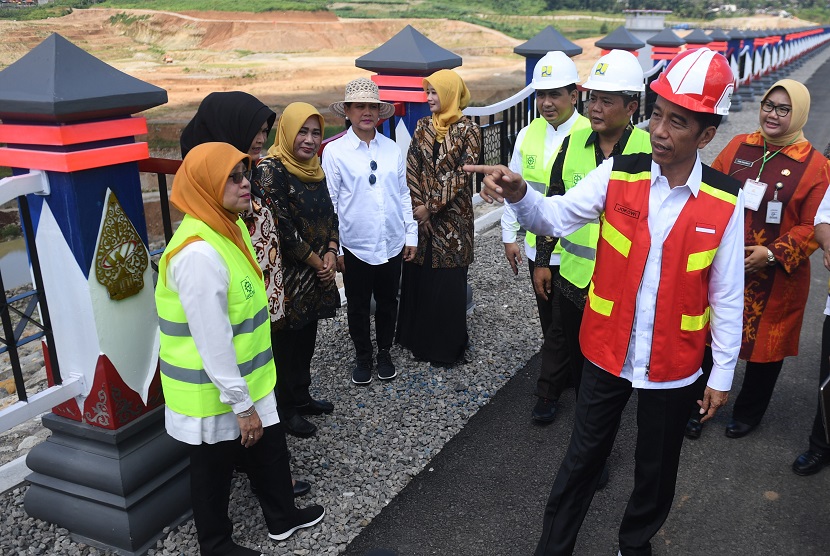 Presiden Joko Widodo (kedua kanan) didampingi Ibu Negara Iriana Joko Widodo (keempat kiri) meninjau Bendungan Gondang usai peresmiannya di Karanganyar, Jawa Tengah, Kamis (2/5/2019).