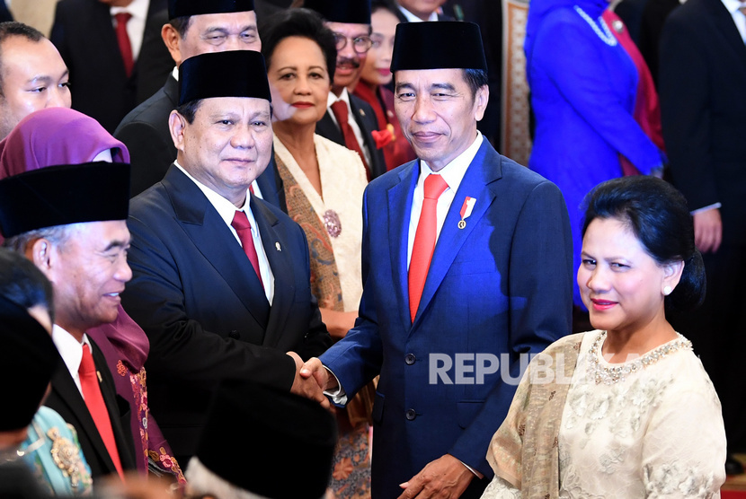 Presiden Joko Widodo (kedua kanan) didampingi Ibu Negara Iriana Joko Widodo (kanan) menyalami Menteri Pertahanan Prabowo Subianto seusai pelantikan menteri Kabinet Indonesia Maju di Istana Negara, Jakarta, Rabu (23/10/2019). 