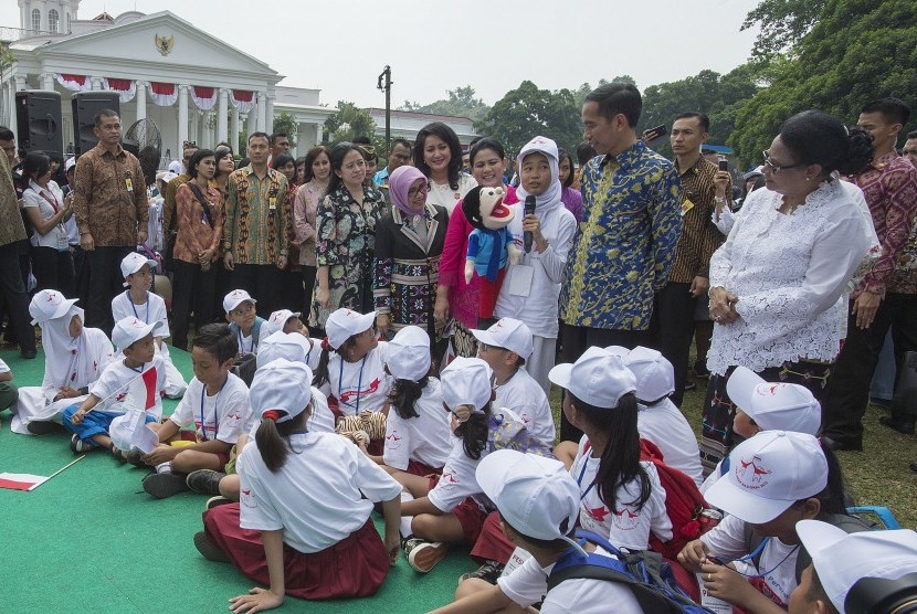 Presiden Joko Widodo (kedua kanan) didampingi Ibu Negara Ny. Iriana Joko Widodo (keempat kanan), Ibu Mufidah Jusuf Kalla (kelima kanan), Menko Pembangunan Manusia dan Kebudayaan Puan Maharani (keenam kanan) dan Menteri PPPA Yohana Yembise (kanan) mengunjun